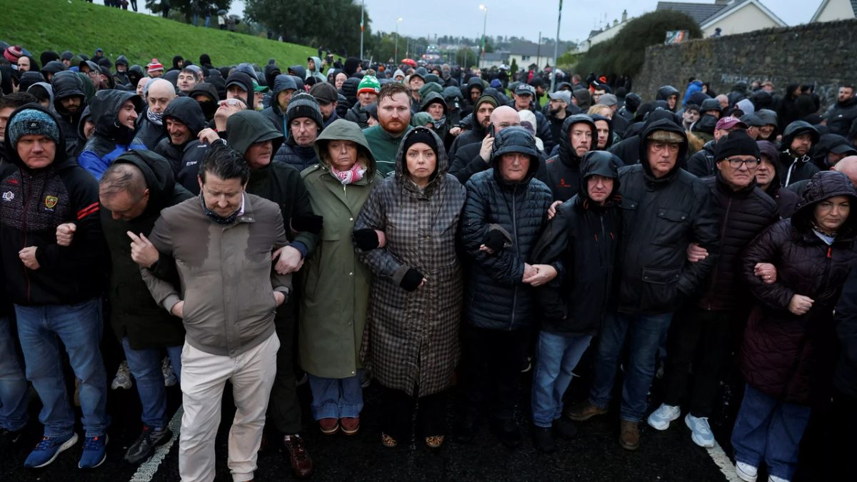 Tegendemonstranten blokkeren omstreden Oranjemars in Noord-Ierland