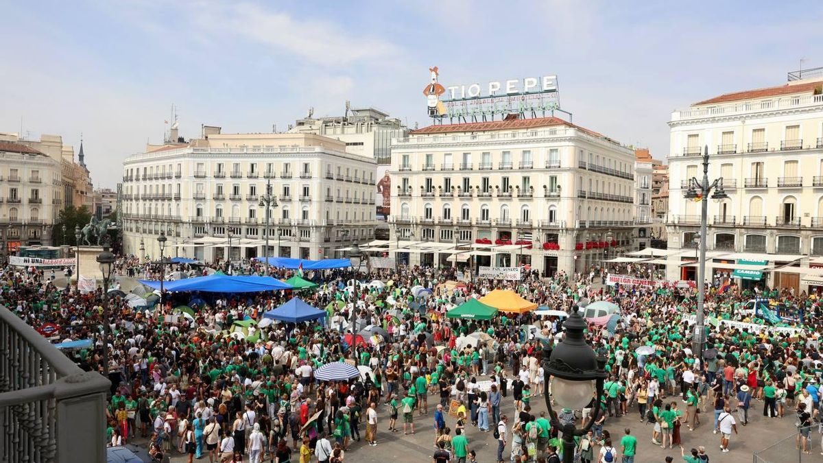 Última hora de la acampada por la vivienda en Sol, en directo: primera noche sin incidentes y con cientos de personas c…