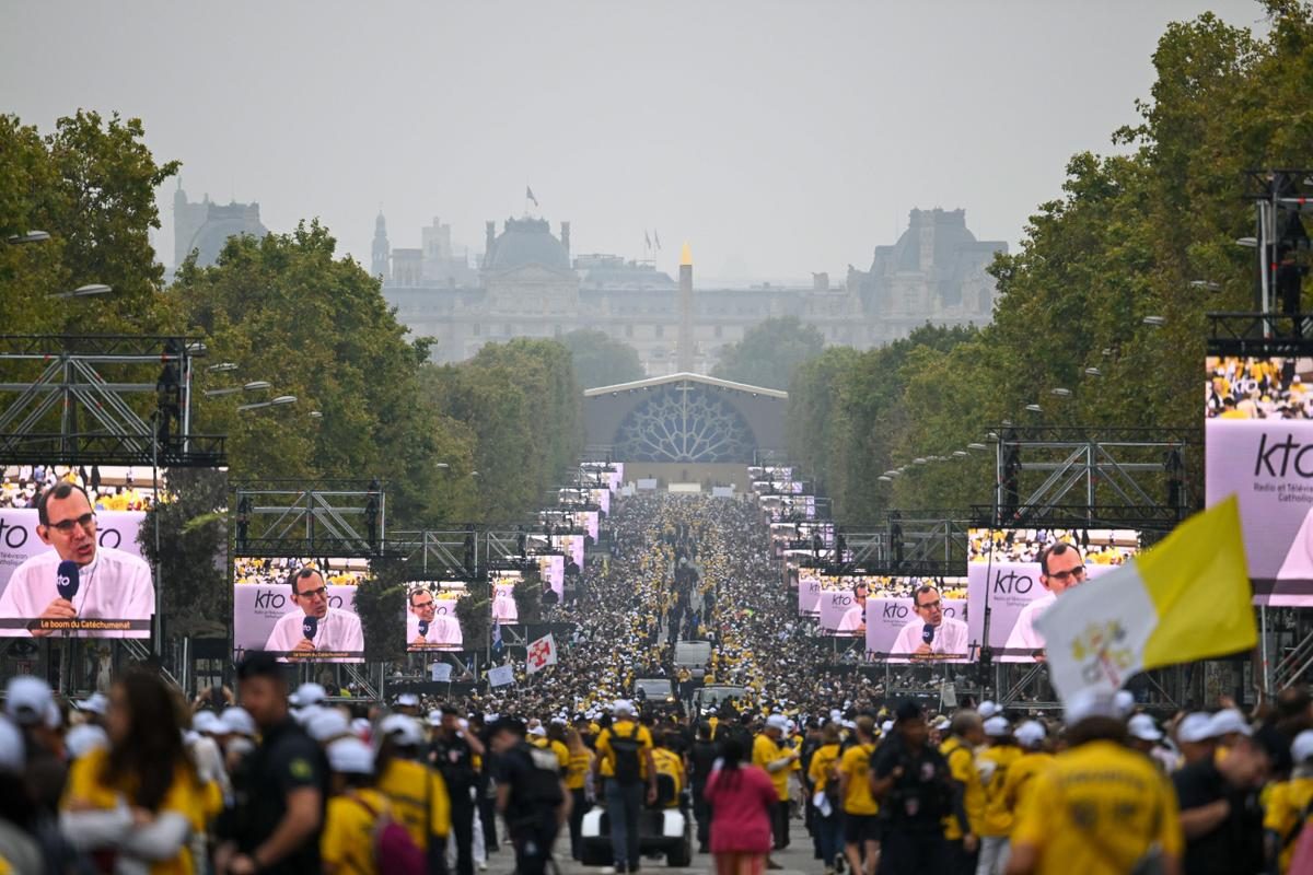 Visite du pape en France, enquête antiterroriste au Royaume-Uni, pompiers en colère... Cinq infos à retenir du week-end