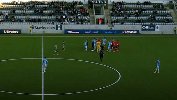 Otäcka bilder i Ettan norra – spelare föll ihop på planen