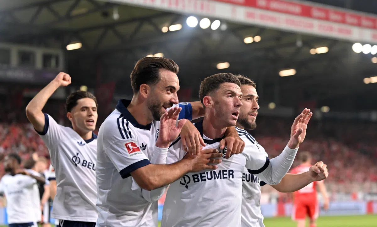 Schalke pakt eerste Bundesliga-zege sinds terugkeer, mede dankzij Gosens en Wöber