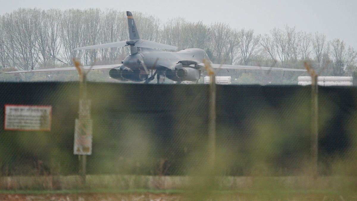 US-Bomber in England: Trump: Verdächtige wollten an Militärbasis "großen Schaden" anrichten