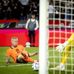 Oranje boekt eerste zege onder Xavi dankzij twee goals Meerdink tegen Servië
