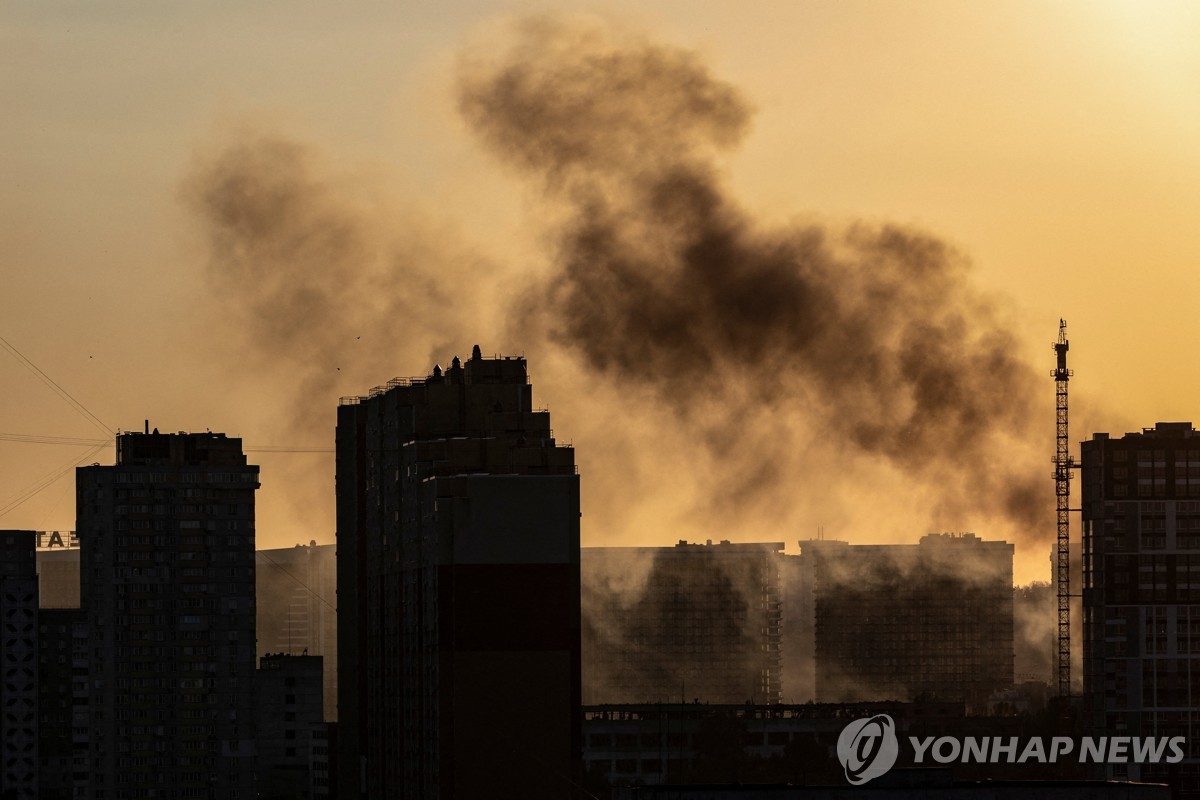 우크라이나 곳곳 러시아 공습으로 6명 사망