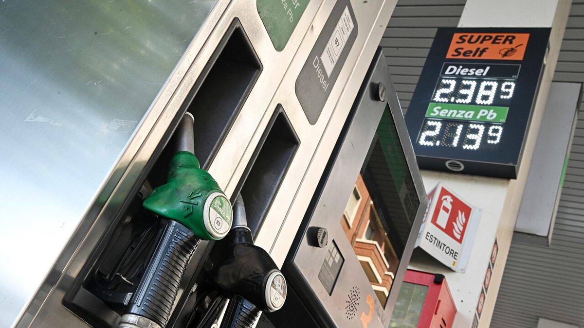 Carburanti, la mossa di Eni spiazza la distribuzione. 'Il sistema rischia di saltare'