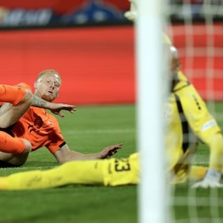 Mexx Meerdink bezorgt Xavi met twee goals zijn eerste zege als bondscoach