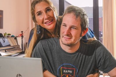 Daisy en Daan zijn al acht jaar samen, en allebei blind. “Ik zei altijd: nóóit een blinde man voor mij. Tot ik Daan ont…