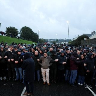 Omstreden parade van Oranjemannen in Noord-Ierland geblokkeerd, spanningen in de regering