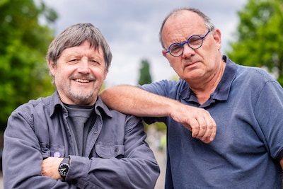 Comedians Nigel Williams en Raf Coppens liggen dwars uit noodzaak: “Woke en zo, daar veeg ik mijn voeten aan”