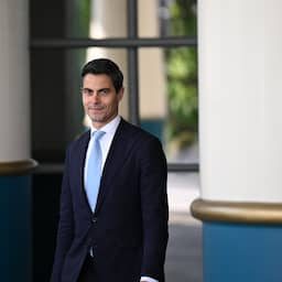 Jetten van podium gehaald tijdens speech die werd verstoord door demonstranten