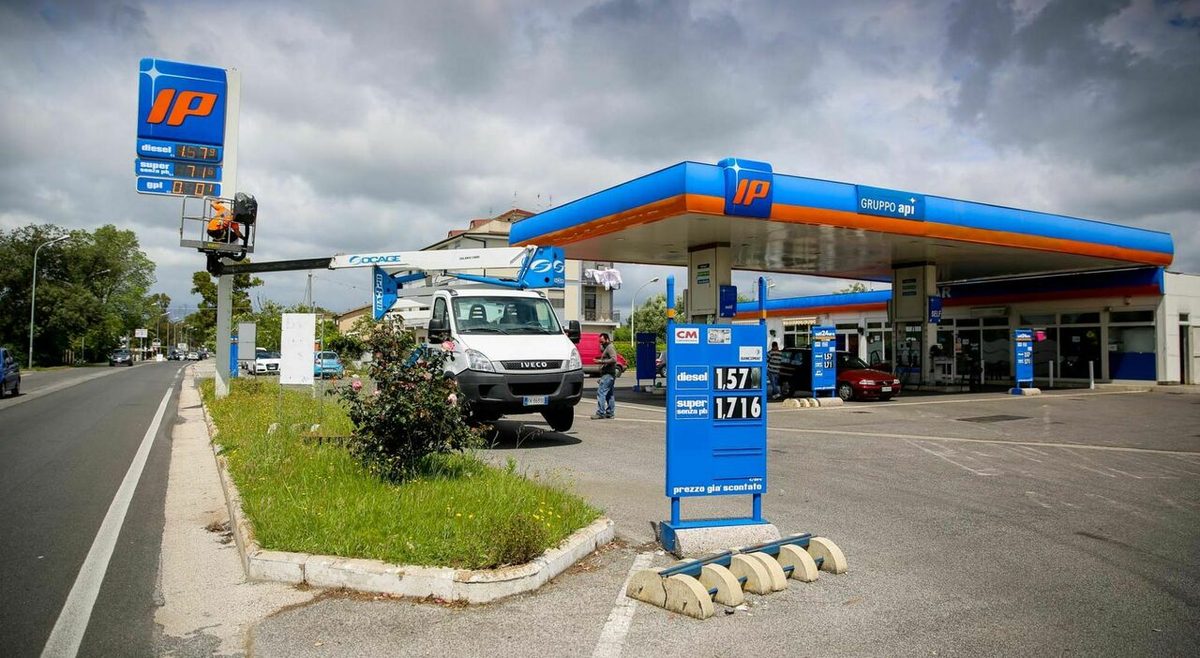 Benzina, dopo Eni anche Ip mette il tetto ai prezzi. La società Socar: «Il via da domani, sarà progressivo»