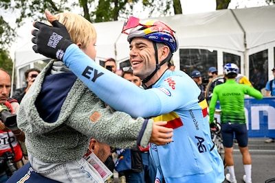 “Het was gewoon te zwaar voor mij”: Wout van Aert, die na finish in armen van zoontjes valt, doet het verhaal van zijn…