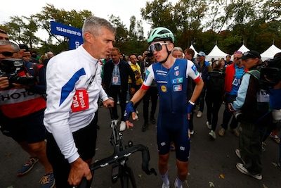 “Ik ben extreem teleurgesteld”: Frans toptalent Paul Seixas schiet volledig in kramp na slopende koers en grijpt naast…