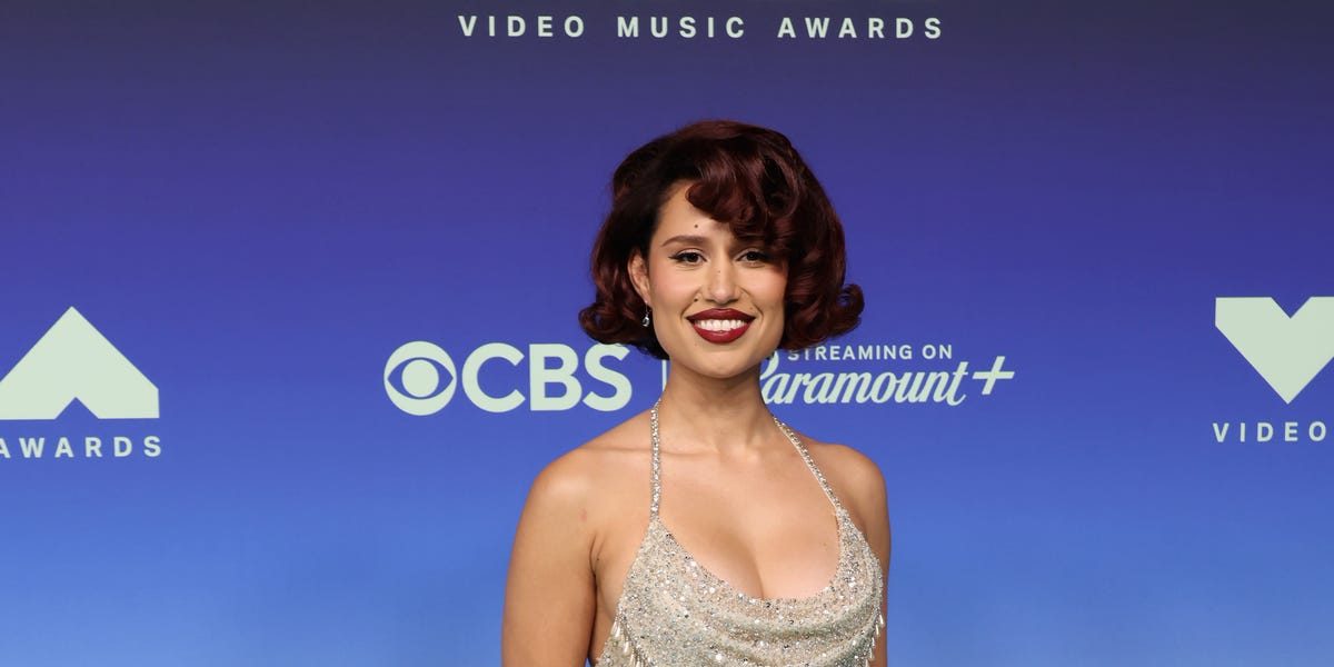 Raye Brings Old Hollywood Glamour to the 2026 MTV VMAs in a Glittering Gown