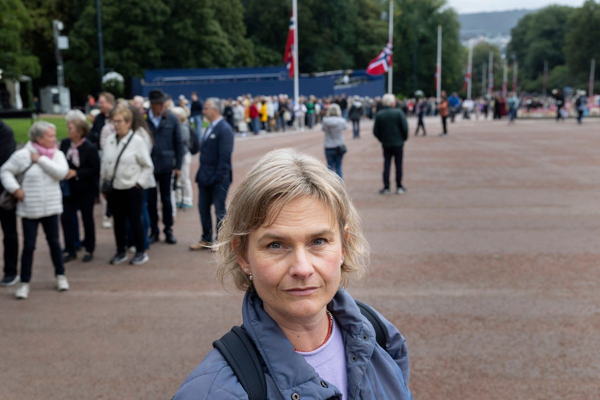 Folk står timevis i kø for å se kongens båre. – Sier noe om samfunnet i dag.