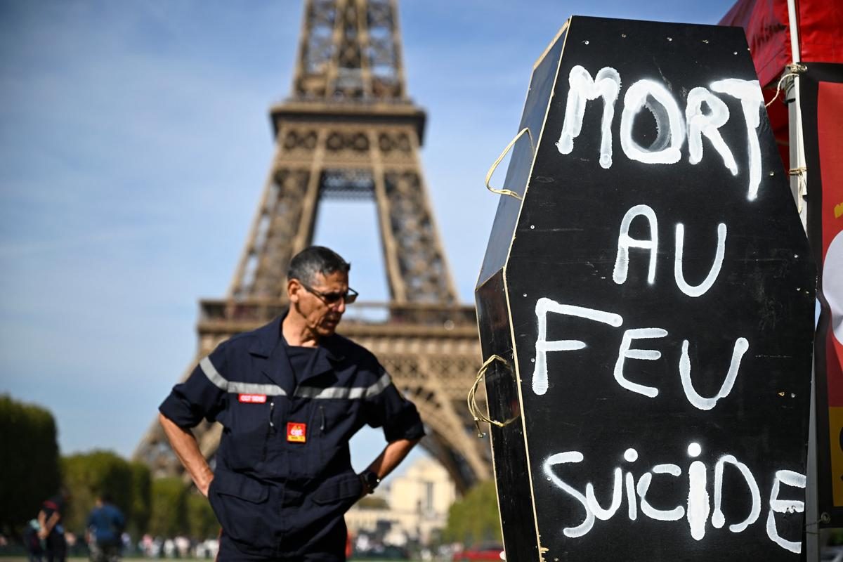 Au pied de la tour Eiffel, les pompiers mobilisés pour clamer leur « colère »