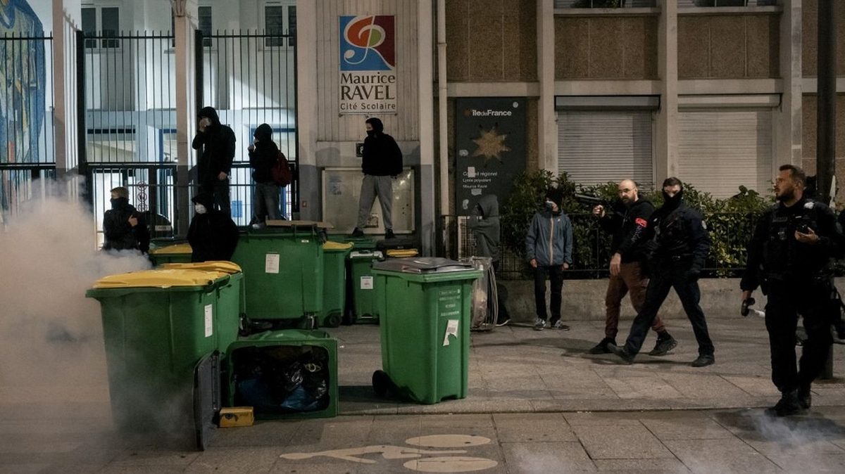 "Il a reçu plusieurs gifles à l'intérieur du commissariat" : des avocats dénoncent des "violences policières contre des…