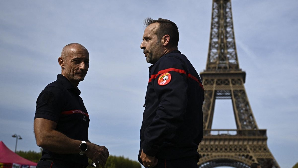 Les pompiers « en colère » s’installent devant la Tour Eiffel, avant leur manifestation de mardi