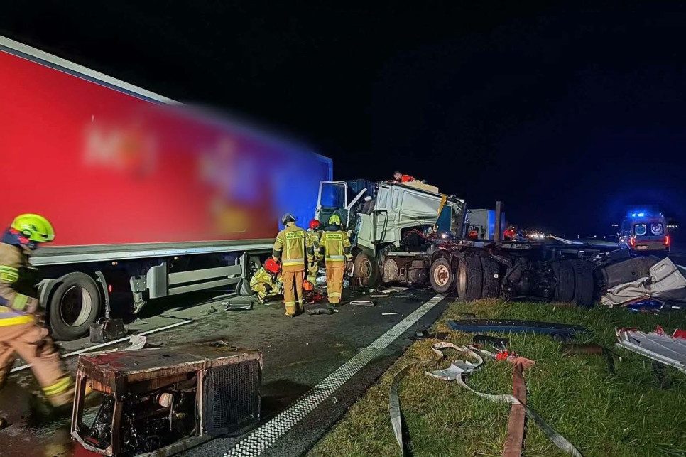 Utrudnienia na S7. Przewrócona lawet, a potem zderzenie ciężarówek