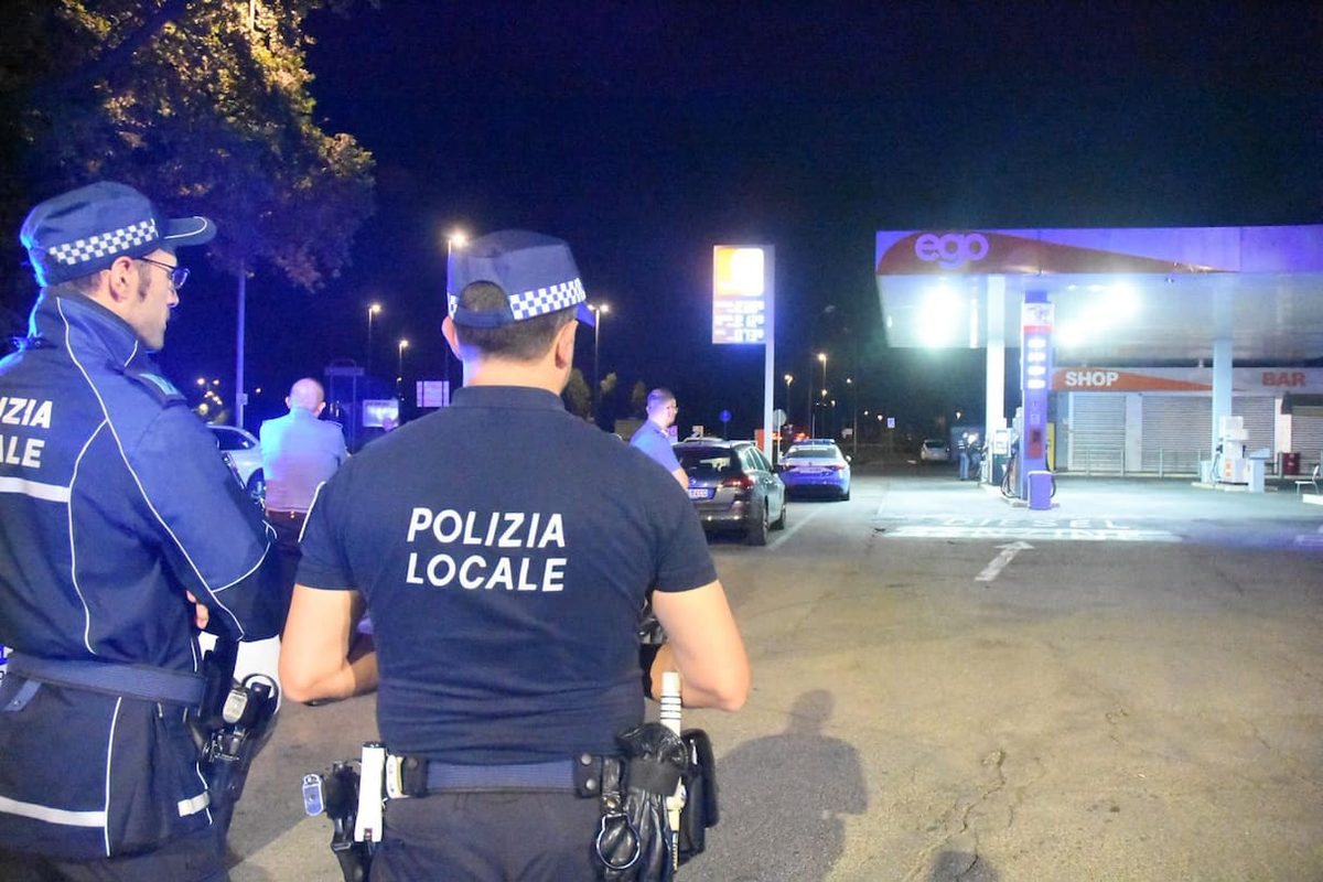Reggio Emilia, aggredisce donna al distributore poi investe 2 persone: arrestato