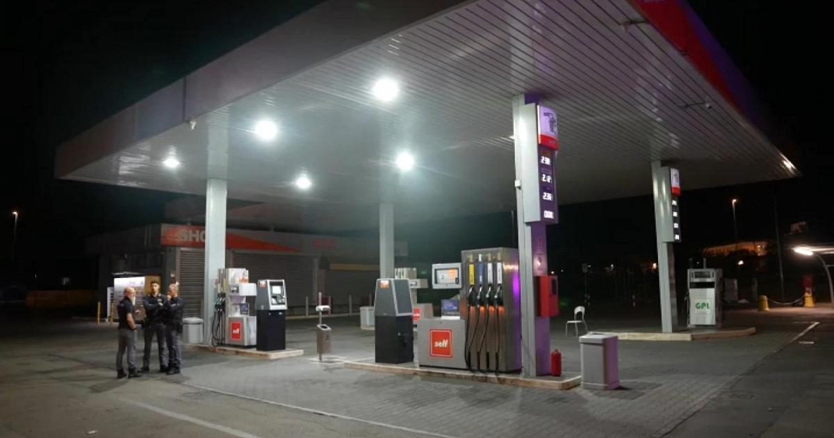 Aggredisce una donna a un distributore e investe due persone con l'auto, arrestato