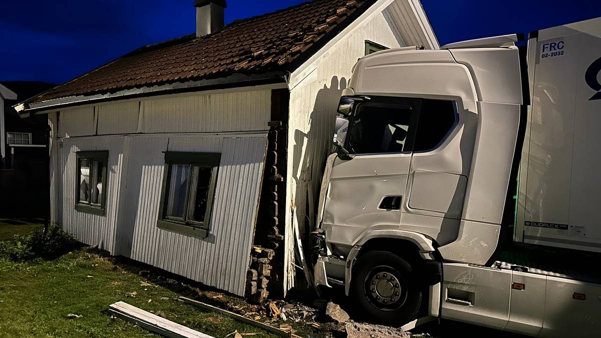 Vogntog kjørte av veien og traff hus