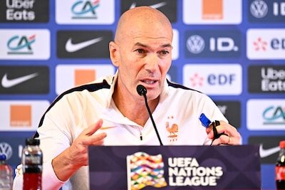 “Ik kreeg best wel wat trappen van hem”: Frans bondscoach Zinédine Zidane over Mark van Bommel daags voor clash met Rod…