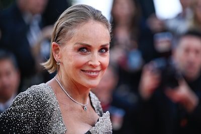 Sharon Stone verloor na haar hersenbloeding haar carrière, fortuin en zoon: “Ik verloor alles, maar niet mezelf”