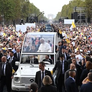 Papamania in Parijs: de paus wordt in Frankrijk onthaald als een rockster