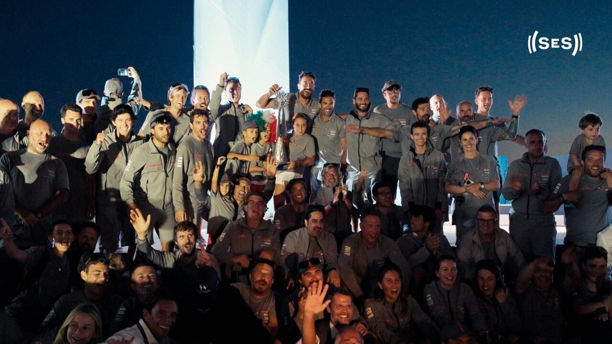America's Cup: foto di famiglia per Luna Rossa sul pontone del Race Village
