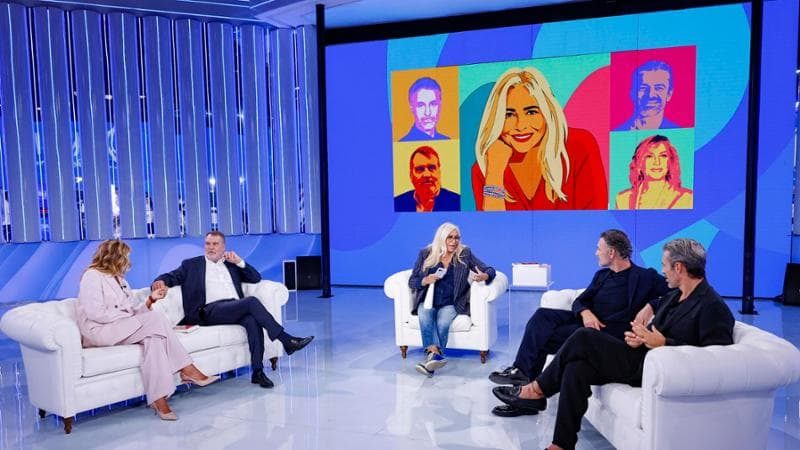 Debutta la nuova “Domenica in”, qualche problema tecnico e malumore sui social