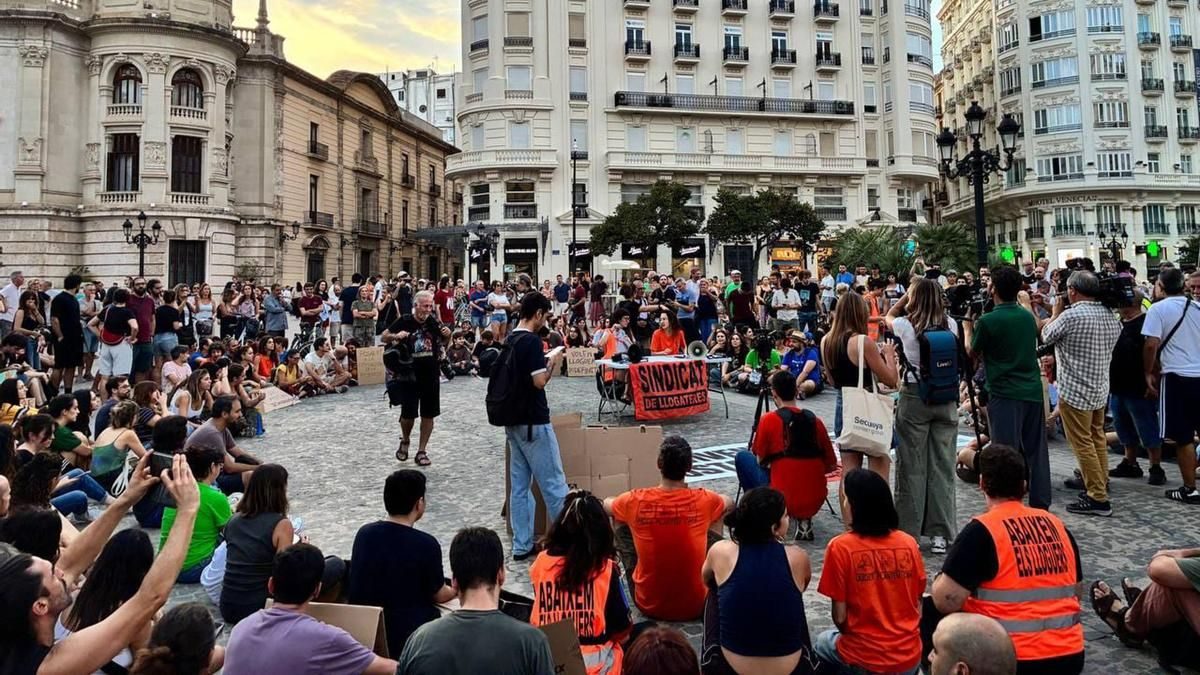 Cientos de personas llenan la Plaza del Ayuntamiento de València "por todas las Maricarmen" y exigen la aprobación del…