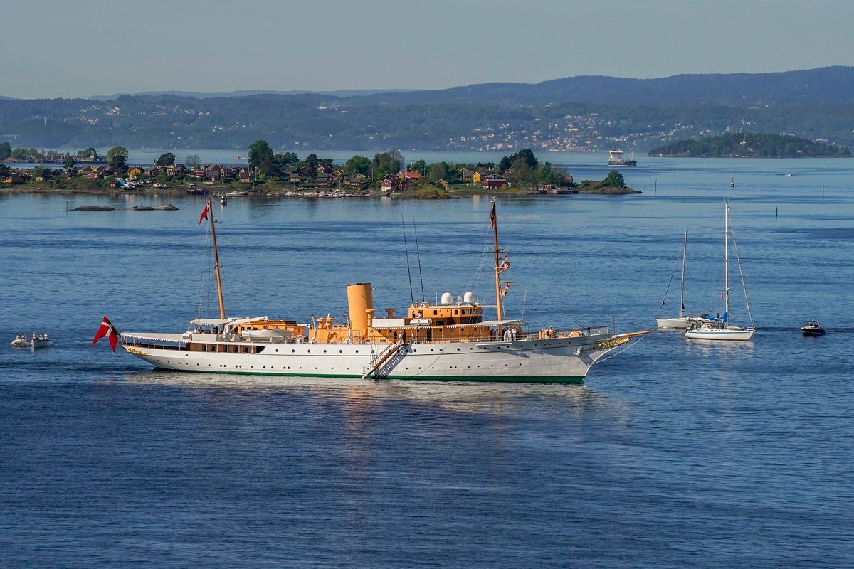Det danske kongeskipet på vei inn i Oslofjorden