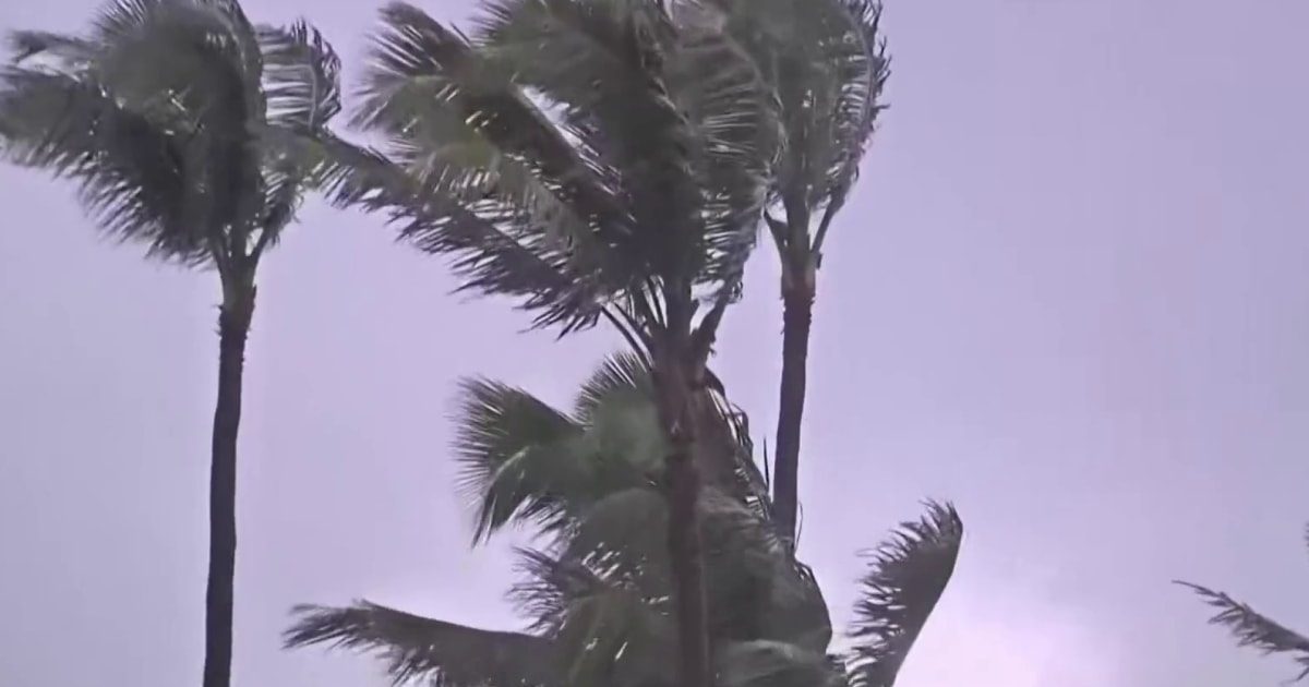 Hurricane Lowell barrels towards Hawaii