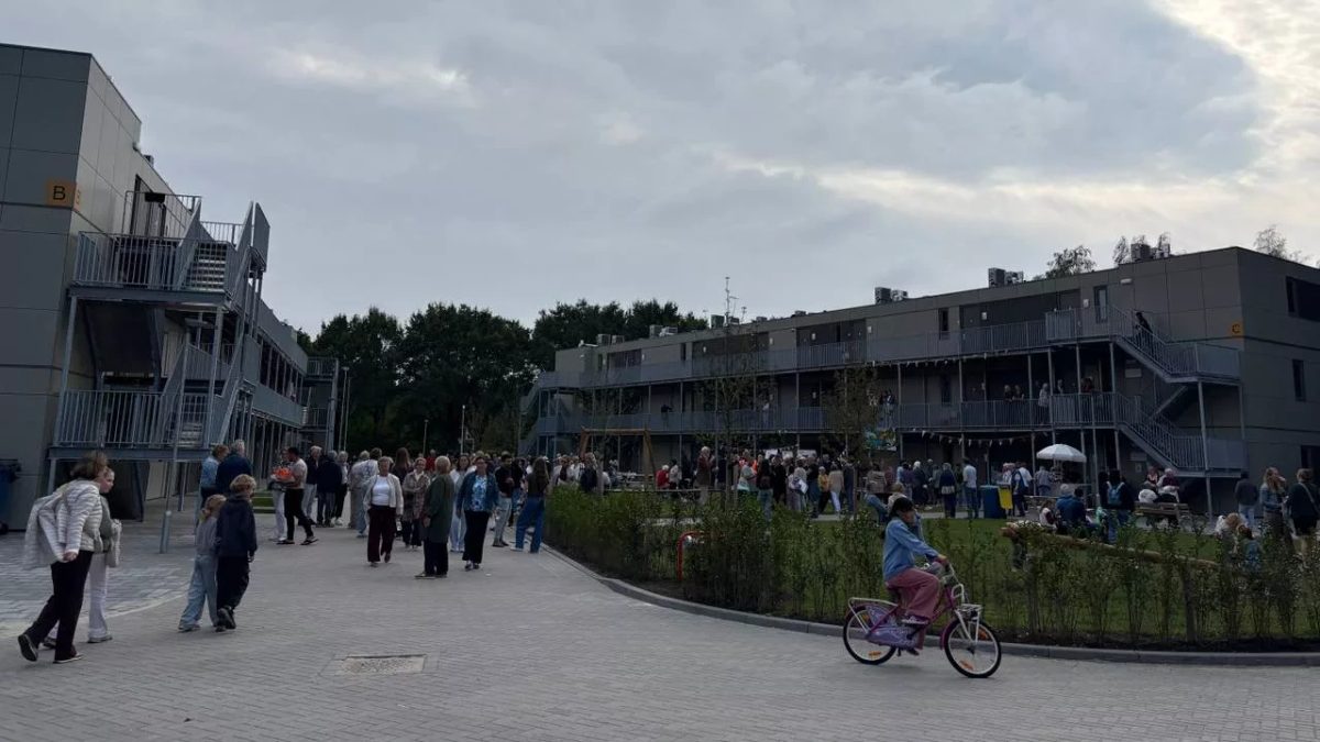 Duizenden bezoekers voor open dag azc's: 'Benieuwd wat er achter die deuren zit'