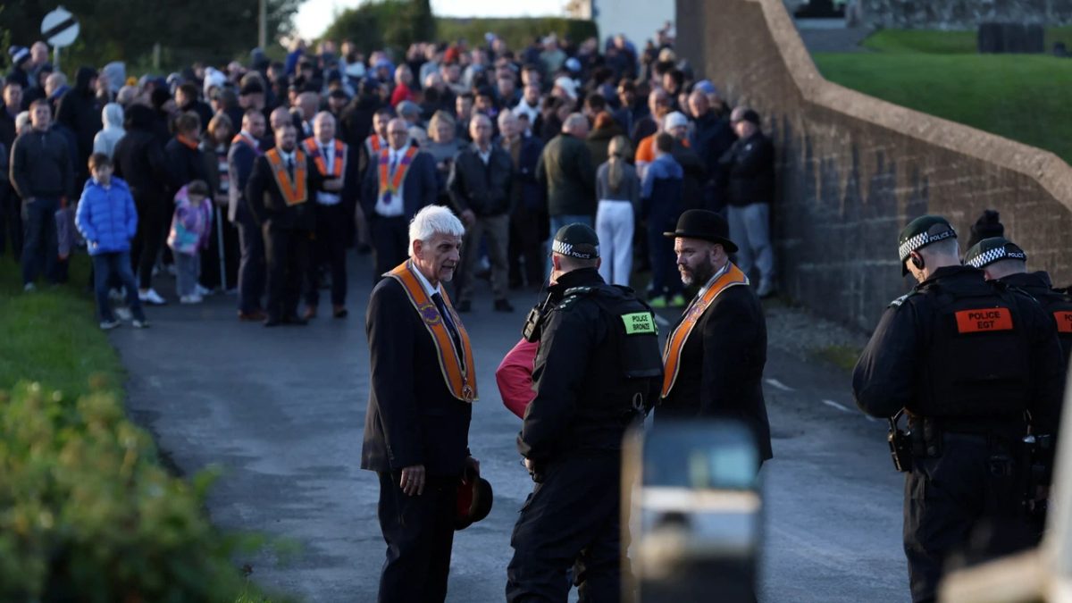Katholieke betogers van straat, Oranjemars Noord-Ierland hele dag geblokkeerd