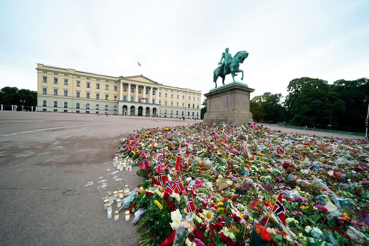 Deler av Slottsplassen ryddet for blomster