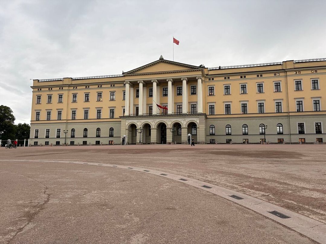 Har ryddet blomstene på Slottsplassen