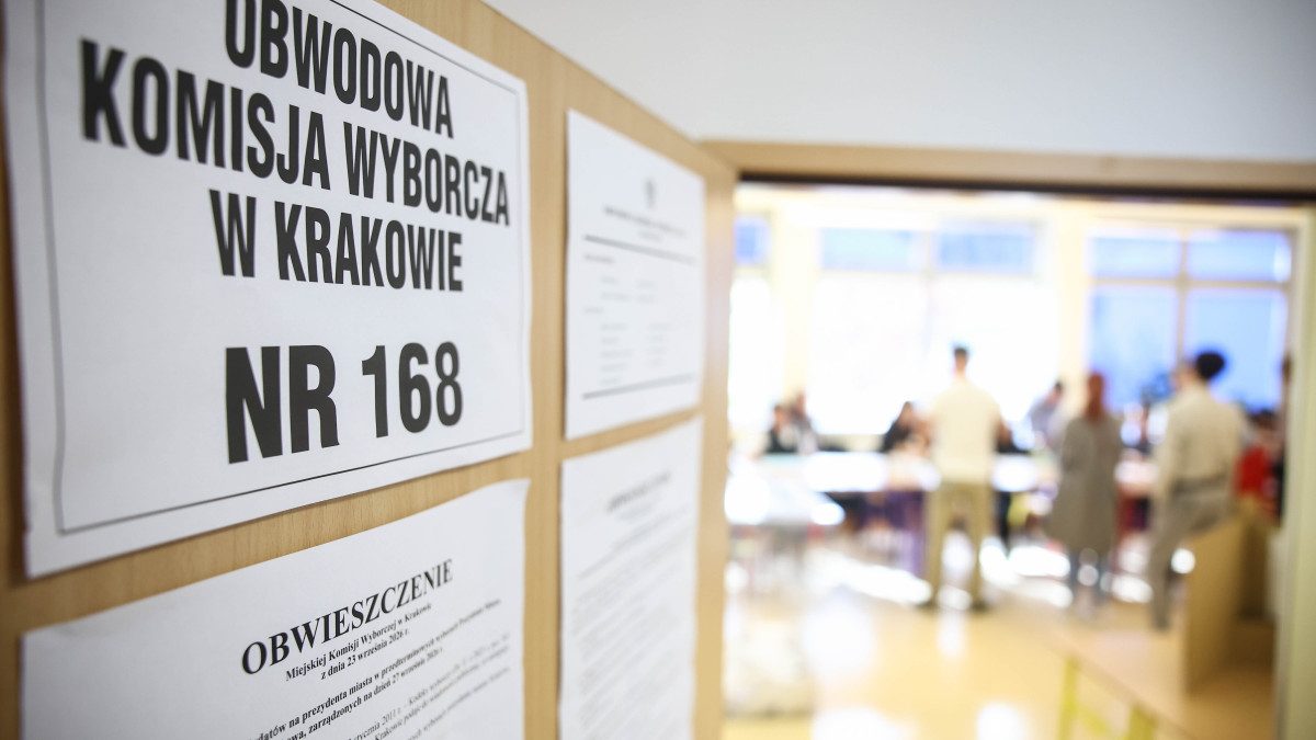 Incydent w lokalu wyborczym w Krakowie. Mężczyźnie grozi więzienie