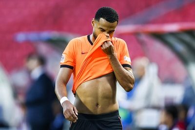 Volgende blessure in aanval Oranje: Cody Gakpo valt uit na harde tackle Saša Lukic