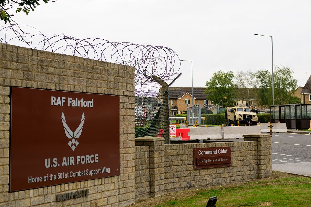 UK Police Evacuate Area Near US Air Base at RAF Fairford, Make Arrests