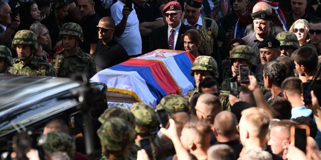 A Belgrade, des milliers de partisans de la « Grande Serbie » ont participé aux obsèques de Ratko Mladic