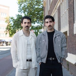 ‘Toen we in Servië optraden, zochten we naar een mensensmokkelaar’