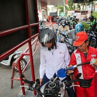 Hoge benzineprijzen dwingen Indonesiërs over te schakelen op slechtere, gesubsidieerde brandstof