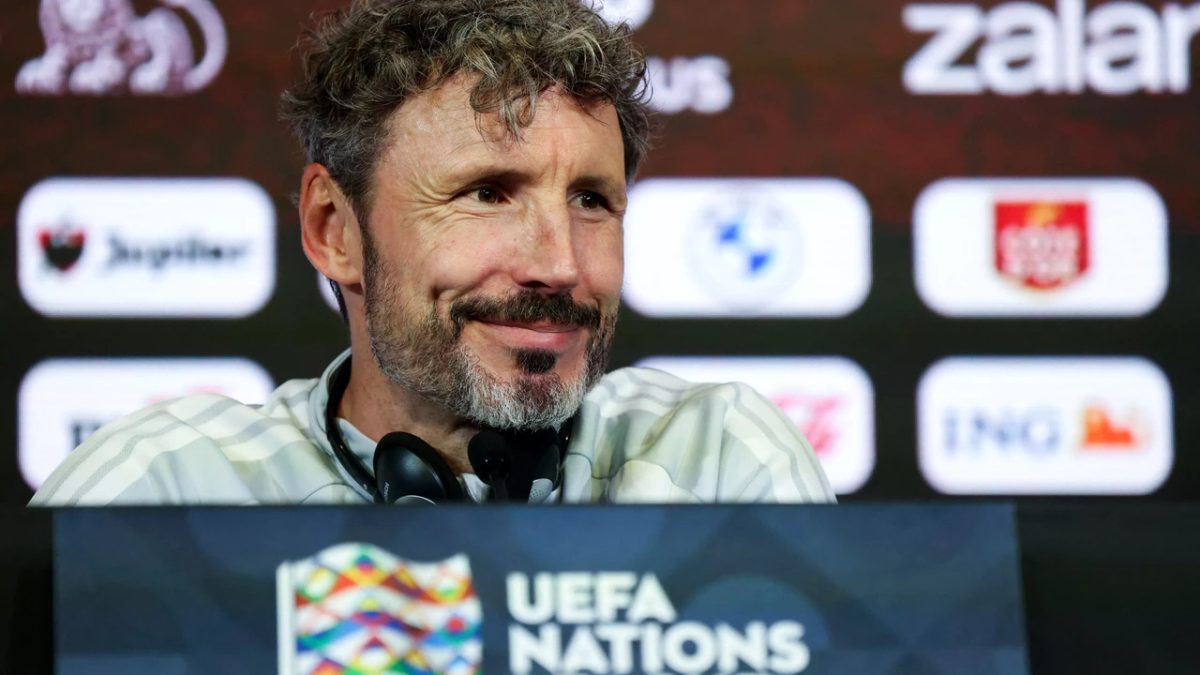 Van Bommel zag Oranje-debuut van zoon Ruben op telefoon: 'Was genieten als vader'