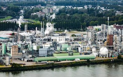 Er komt geen baby meer ter wereld zonder PFAS in het lijf, en toch breiden PFAS-bedrijven hun productie nog uit