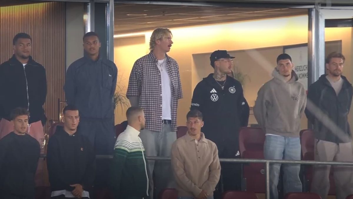 Kurz vorm Anpfiff - Total ungewöhnliches Tribünen-Bild