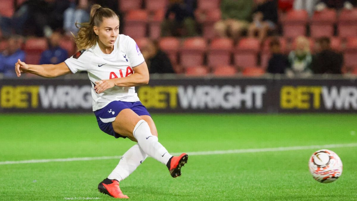 Pelova met twee goals belangrijk voor Tottenham, ook Peddemors scoort twee keer