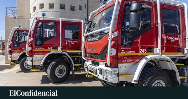 Los bomberos sofocan un incendio de matorrales en una planta fotovoltaica de Jarafuel