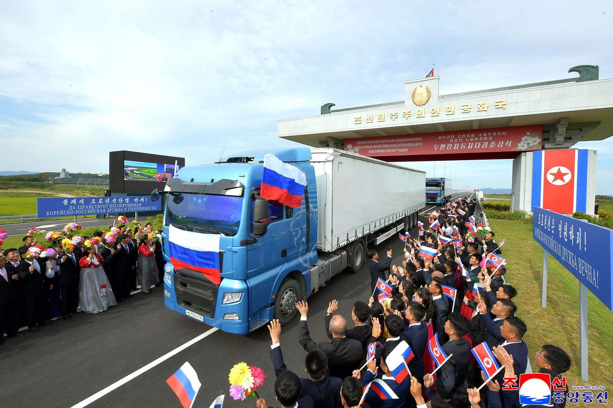 Første veibro mellom Russland og Nord-Korea åpnet